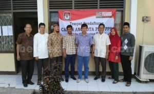 Ketua KPU Provinsi Jawa Barat, Yayat Hidayat (tengah) di Kantor KPU Kabupaten Bekasi, Jumat (24/06).