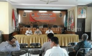 Ketua KPU Kabupaten Bekasi, Idham Holik, memimpin proses seleksi wawancara calon anggota PPK untuk Pilkada 2017, Selasa (12/07).