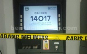 Police Line yang dipasang petugas kepolisian di ATM BRI Kertasari, Kp. Suka Asih, RT 01/04, Kelurahan Kertasari, Kecamatan Pebayuran.