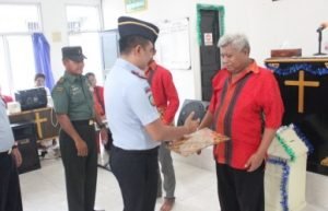 Kepala Lapas Cikarang, Kadek Anton Budiharta saat memberikan SK Remisi Khusus Hari Raya Natal 2018 kepada perwakilan warga binaan di Lapas Cikarang, Selasa (25/12) pagi.
