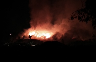 Petugas Damkar Kabupaten Bekasi saat memadamkan tumpukan limbah plastik yang terbakar di Kp.Pegadungan, RT 01/06 Keluraha Sertajaya Kecamatan Cikarang Timur, Sabtu (05/01) malam