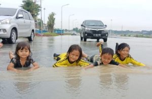 Sejumlah anak bermain digenangan air dekat lokasi proyek pembangunan Meikarta, Desa Cibatu Kecamatan Cikarang Selatan, Rabu (09/01) siang.