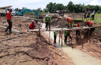 Progres pembangunan jembatan sementara di Kp. Sukasari RT 02/04 Desa Pasir Ranji Kecamatan Cikarang Pusat, Kamis (10/01) siang.