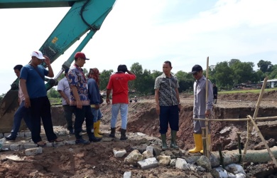 Camat Cikarang Pusat, Endin Samsudin saat memantau langsung pembangunan jembatan oleh pihak Deltamas di Kp. Sukasari RT 02/04 Desa Pasir Ranji Kecamatan Cikarang Pusat, Kamis (10/01) siang.