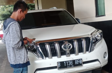 Mobil dinas yang digunakan Plt Bupati Bekasi, Eka Supria Atmaja jenis Land Cruiser warna putih bernomor polisi B 1136 RFO saat terparkir di lobbi gedung Bupati Bekasi, Kamis (14/02).