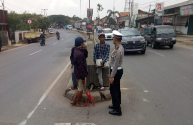 Kasubnit Dikyasa Sat Lantas Polres Metro Bekasi, IPDA Asep Saipullah saat mengecek u-turn yang dibuka oleh warga di Jl. Raya Urip Sumoharjo, Kecamatan Cikarang Utara, Rabu (20/02) siang.