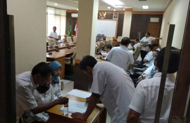 Sejumlah anggota OPD Pemkab Bekasi saat datang menghadiri rapat internal terkait TPA Burangkeng di ruang rapat Sekda Kabupaten Bekasi, Rabu (06/03).