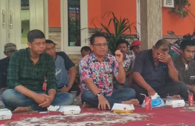 Ketua DPC PKB Kabupaten Bekasi, Abdul Kholik saat melakukan konsolidasi di Jl. Raya Rengas Bandung RT 01/02 Desa Karang Sambung, Kecamatan Kedungwaringin, Sabtu (16/03).