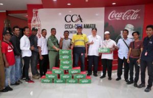 Aparat pemerintah dan tokoh masyarakat sekitar pabrik CCAI di Cikarang Barat menerima donasi ribuan sembako yang diserahkan langsung Delijal, Plant Operation Manager CCAI, Selasa (28/05) kemarin.