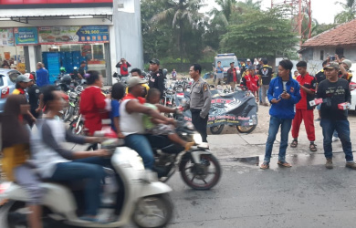 Kanit Binmas Polsek Tambelang, Ipda Gianto saat menghadiri kegiatan berbagi takjil yang digelar klub motor RKCT di Jl. Raya Tambelang, Sabtu (01/06) sore.