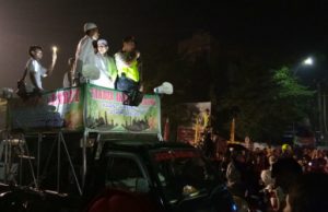 Kapolsek Cikarang, Kompol Sujono saat menghimbau peserta takbir keliling di Simpang Jurong untuk tertib dan senantiasa mematuhi peraturan berlalu lintas, Selasa (04/06)malam.