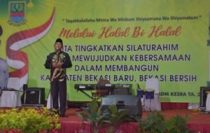 Bupati Bekasi, Eka Supria Atmaja saat menghadiri Halal Bihalal tingkat Kabupaten Bekasi yang diselenggarakan di halaman Kantor Kecamatan Tambelang, Kamis (13/06).
