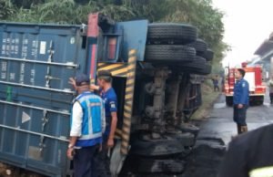 Petugas Pemadam Kebakaran Kabupaten Bekasi didampingi petugas Jasa marga saat mengecek pemicu timbulnya api di truk container yang melintas di KM 35+900 Tol Jakarta Cikampek, Rabu (19/06) sore.