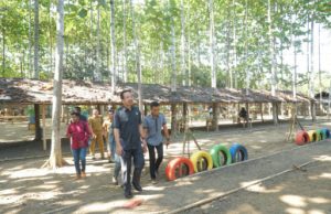 Sekda Kabupaten Bekasi, Uju saat melakukan kunjungan kerja ke lokasi wisata adventure Kawung 3 Bojong Rangkas di Desa Cipayung, Kecamatan Cikarang Timur, Selasa (25/06)