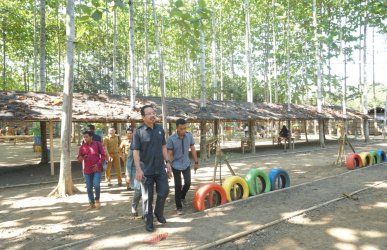 Sekda Kabupaten Bekasi, Uju saat melakukan kunjungan kerja ke lokasi wisata adventure Kawung 3 Bojong Rangkas di Desa Cipayung, Kecamatan Cikarang Timur, Selasa (25/06)