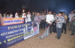 Bupati Bekasi, Eka Supria Atmaja saat melepas peserta pawai obor peringatan Tahun Baru Islam, Sabtu (31/08) petang | Foto: Humas Pemkab Bekasi