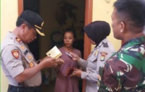 Kapolsek Cikarang, Kompol Sujono saat memeriksa dokumen kependudukan salah seorang penghuni kontrakan di Kp. Pulokapuk, Desa Mekarmukti, Kecamatan Cikarang Utara, Senin (21/10).