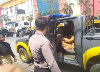 Anggota Unit Sabhara Polsek Cikarang saat bersiap untuk mengantarkan Ibu Minah beserta anak dan cucunya menuju Terminal Kalijaya menggunakan mobil patroli, Rabu (18/12) siang.