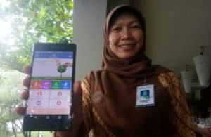 Kepala Kantor BPJS Kesehatan Cabang Cikarang, dr. Nur Indah Yuliati saat menunjukan aplikasi Mobile JKN yang dapat diunduh di playstore, Selasa (03/04).