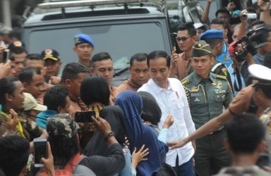 Presiden Jokowi saat menyambangi warga yang menunggu kedatangannya di depan Lapangan Kantor Desa Pantai Mekar, Rabu (01/11) pagi.
