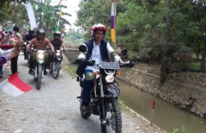 Presiden Jokowi saat berangkat untuk meninjau lokasi tambak di Desa Pantai Bakti, Kecamatan Muara Gembong dengan menggunakan motor trail, Rabu (01/11).