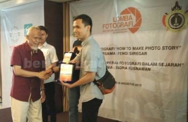 Kepala DInas Pariwisata Kabupaten Bekasi, Agus Trihono saat memberikan hadiah bagi para pemenenang kategori umum Lomba Fotografi 'Bekasi Dalam Sejarah' Minggu, (20/08).