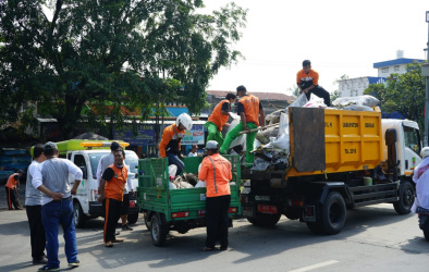 Aksi bersih-bersih yang dilakukan aparatur Pemkab Bekasi dan penyelenggara Pemilu 2019 di hari pertama masa tenang Pemilu 2019, Minggu (14/04) | Foto: Humas Pemkab Bekasi