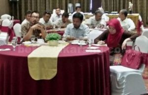 Komisioner KPAD Kabupaten Bekasi, M. Rozak (kiri) bersama ketua KPU Kabupaten Bekasi, Idham Holik (tengah) dalam acara Rapat Koordinasi Stakeholder Pengawasan Pilkada Gubernur Jawa Barat 2018 yang diselenggarakan Panwaslu Kabupaten Bekasi di Hotel Java Palace Jababeka, Rabu (01/11) kemarin.