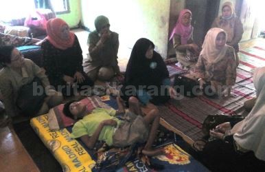 Anggota Komisi IV DPRD Kabupaten Bekasi, Fatmah Hanum dan Wakil Ketua KPAD Kabupaten Bekasi, Nana Rohana saat menyambangi Nakim (19) di kediamannya di Kampung Rawabanteng RT 01/01 Desa Mekarwangi Kecamatan Cikarang Barat, Selasa (15/08) kemarin.