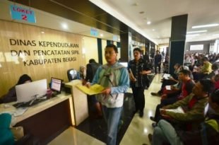 Suasana pelayanan dokumen kependudukan di Kantor Disdukcapil Kabupaten Bekasi.