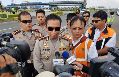 Kapolres Metro Bekasi, Kombespol Asep Adi Saputra saat ditemui usai melakukan pengecekan kesiapan petugas saat arus balik lebaran 2017 di Gerbang Tol Cikarang Utama, Kamis (29/06).