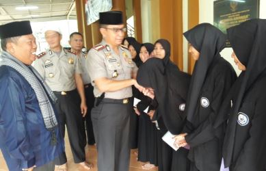 Kapolres Metro Bekasi saat memberikan santunan kepada anak yatim piatu dan santriwati di Masjid Darul Amanah Polres Metro Bekasi, Kamis (06/07).