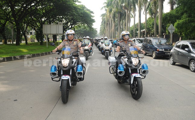 Kapolresta Bekasi, Kombespol M. Awal Chairuddin (Kiri) didampingi Wakaporesta Bekasi, AKBP Sonny Mulvianto Utomo (Kanan) saat memimpin rolling thunder kampanye keselamatan berlalu lintas, Sabtu (19/03).