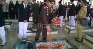 Kapolresta Bekasi, Kombespol M. Awal Chairuddin SIK saat melakukan tabur bunga di Taman Al-Maghfirullah KH. Noer Ali, Selasa (16/08) pagi.