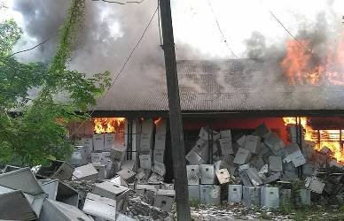 Api melahap gedung penyimpanan bekas surat suara Pileg 2014 dan Pilkada 2017 di kantor KPU Kabupaten Bekasi, Senin (13/11) pagi