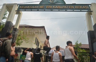 Puluhan wartawan di Kabupaten Bekasi saat menggelar aksi buka baju di depan kantor Kejaksaan Negeri Kabupaten Bekasi, Kamis (19/10).