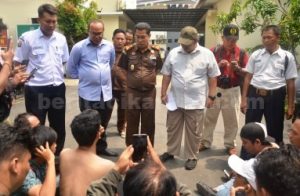 Arogansi Kajari Kabupaten Bekasi, Risman Tarihoran saat menemui para jurnalis yang melakukan aksi unjukrasa di Halaman Kantor Kejaksaan Negeri Kabupaten Bekasi, Kamis, (19/10) kemarin.