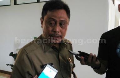 Kepala Dinas Tenaga Kerja Kabupaten Bekasi, Effendi.