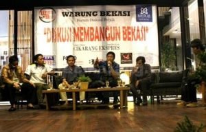 Ketua KONI Kabupaten Bekasi, H. Romli (Ketiga dari kanan) saat menjadi pembicara di acara diskusi publik Warung Bekasi di Hotel Batiqa Jababeka, Kamis (05/10) malam.