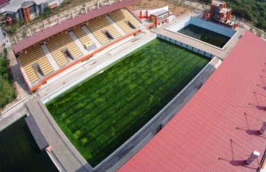 Pasca kehilangan panel listrik untuk menyedot dan membersihkan air kolam, kondisi kolam renang Aquatic Center yang berada di area Komplek Stadion Wibawa Mukti tampak tidak terawat.