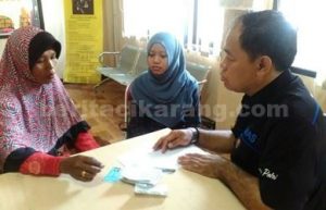 Mustinah saat didampingi Sukarti Ibu Kandungnya melaporkan peristiwa penipuan yang dialaminya di Polsek Cikarang Barat, Selasa (06/09).