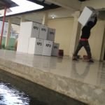 Salah seorang penyelenggara Pemilu saat mengangkut kotak suara Pemilu 2019