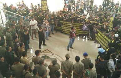 Ketua DPRD Kabupaten Bekasi, Sunandar saat menemui aksi pendemo di halaman gedung DPRD Kabupaten Bekasi, Senin (12/02) siang.