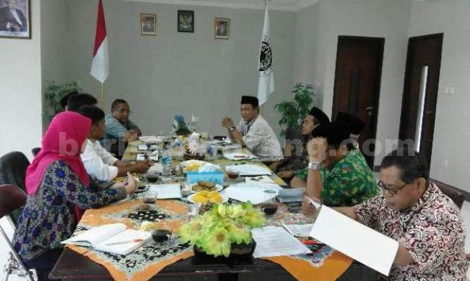 Pertemuan antara jajaran pengurus MUI dan KPU Kabupaten Bekasi, di kantor MUI Kabupaten Bekasi, Kamis (31/03).