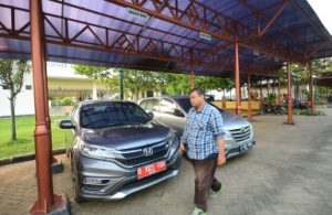 Dua dari tiga mobil dinas anggota dewan yang telah dikembalikan saat terparkir di halaman gedung DPRD Kabupaten Bekasi, Rabu (25/10).