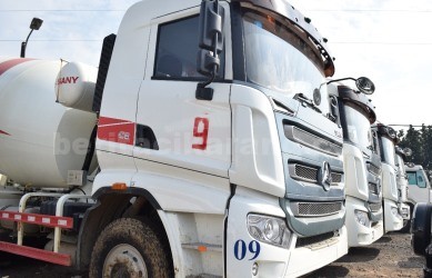 Empat kendaraan besar pengangkut beton kini terlihat diparkiran Unit Laka Lantas Polres Metro Bekasi, Rabu (23/08).