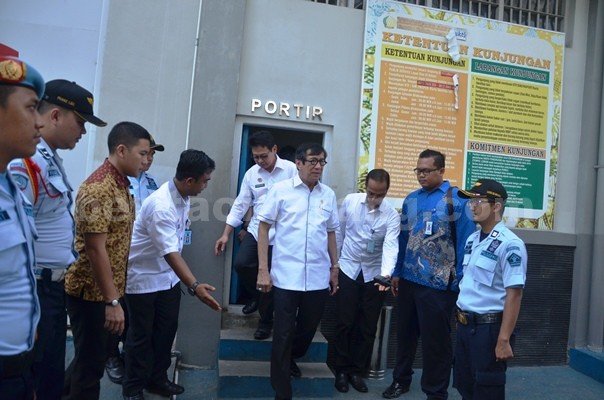 Menteri Hukum dan Hak Asasi Manusia Yasonna Laoly saat melakukan inspeksi ke Lapas Klas III Cikarang Kecamatan Cikarang Pusat Kabupaten Bekasi, Jumat (22/04).