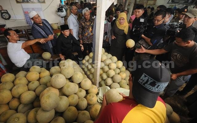 Bupati Bekasi, Neneng Hasanah Yasin saat memborong 50 buah melon di Pasar Induk Cibitung, Senin (06/06).