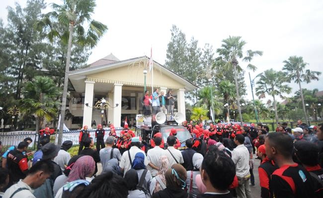 Anggota Komisi IV DPRD Kabupaten Bekasi, Nurdin saat menemui ratusan buruh yang tergabung dalam DPC FSP LESM SPSI Kabupaten/Kota Bekasi, Senin (30/05).