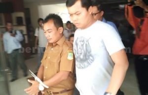 Terduga pelaku pungli berinisial AH (42) saat digelandang anggota Satuan Tugas Saber Pungli Polda Metro Jaya, Senin (18/09).